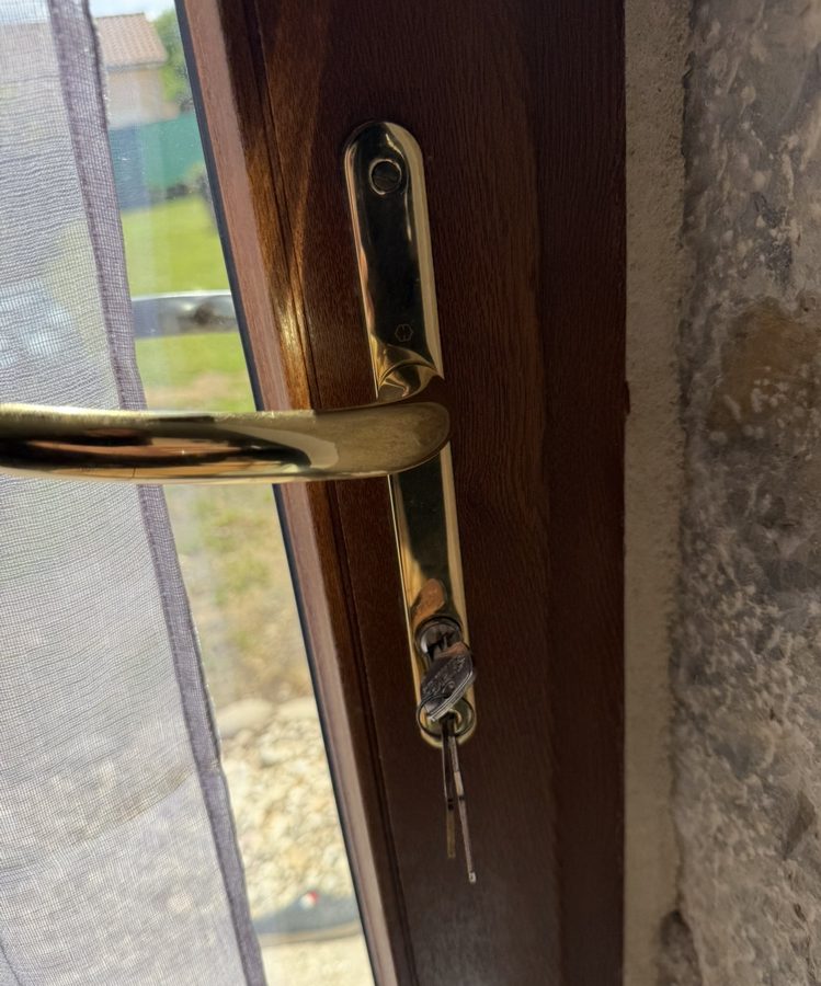 Serrure dorée porte bois intervention Bordeaux — BMS Service