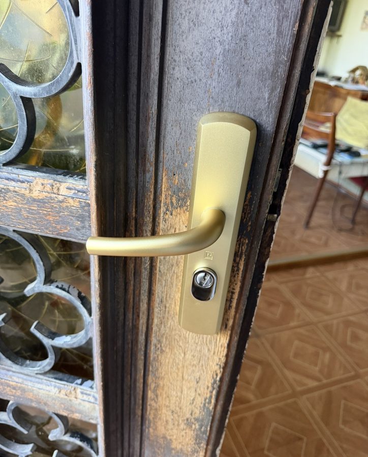 Poignée serrure dorée remplacement Gironde — BMS Service artisan