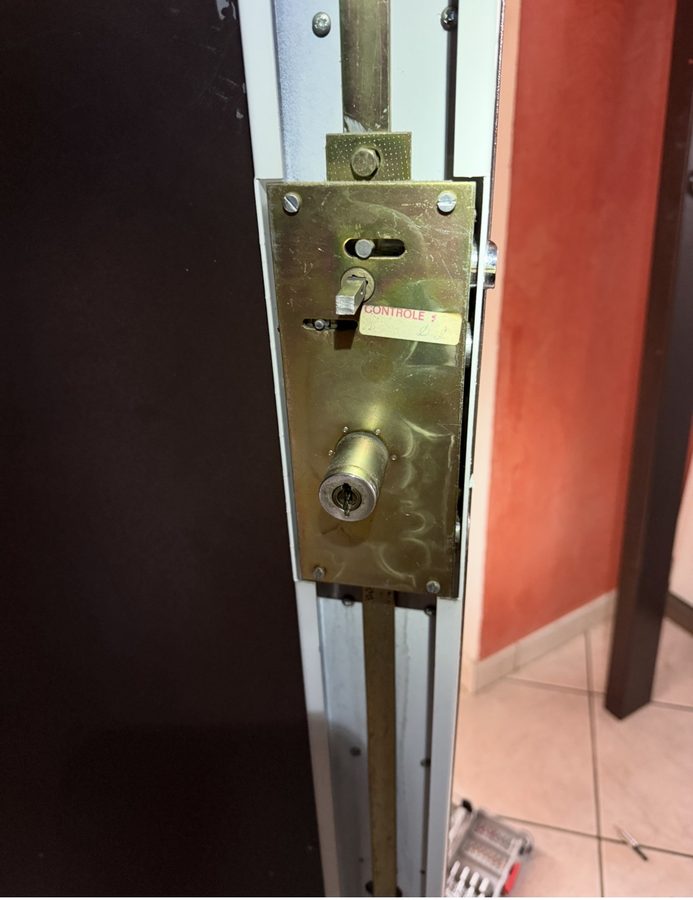 Intervention serrure porte garage Bordeaux — BMS Service urgence
